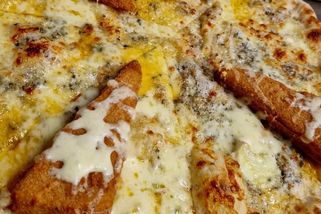 Pizza se smažákem boří sítě: Za to nám Itálie vyhlásí válku. Chybí jen broskev, baví se Češi